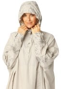 Beige regenponcho met mouwen van Ilse Jacosen 2