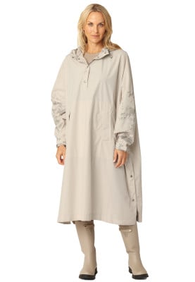 Beige regenponcho met mouwen van Ilse Jacosen