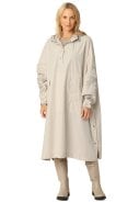 Beige regenponcho met mouwen van Ilse Jacosen