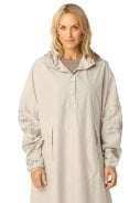 Beige regenponcho met mouwen van Ilse Jacosen 5