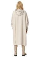 Beige regenponcho met mouwen van Ilse Jacosen 6
