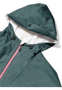 Groene duurzame regenponcho en regenbroek van Dripp Rainwear 4