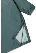 Groene duurzame regenponcho en regenbroek van Dripp Rainwear 8