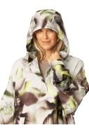 Light Photoristic Flower regenponcho met mouwen van Ilse Jacosen 5