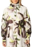 Light Photoristic Flower regenponcho met mouwen van Ilse Jacosen 7