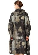 Moss Print regenponcho met mouwen van Ilse Jacosen 4
