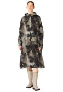 Moss Print regenponcho met mouwen van Ilse Jacosen 5