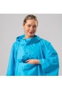 Neon blauwe regenponcho van Mac in a Sac 3