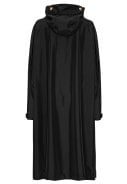 Zwarte regenponcho met mouwen van Ilse Jacosen 2