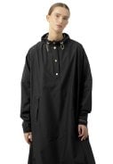 Zwarte regenponcho met mouwen van Ilse Jacosen 3