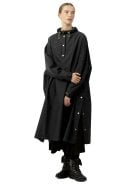 Zwarte regenponcho met mouwen van Ilse Jacosen 4