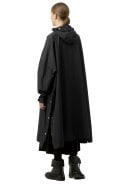 Zwarte regenponcho met mouwen van Ilse Jacosen 5