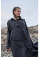 Zwarte regenponcho met mouwen van Ilse Jacosen 6