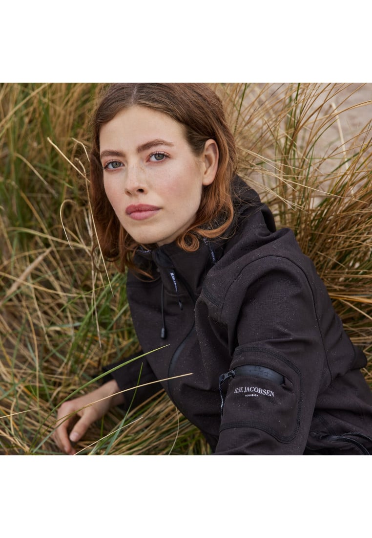 Zwarte softshell regenjas van Ilse Jacobsen Regenpakhuis